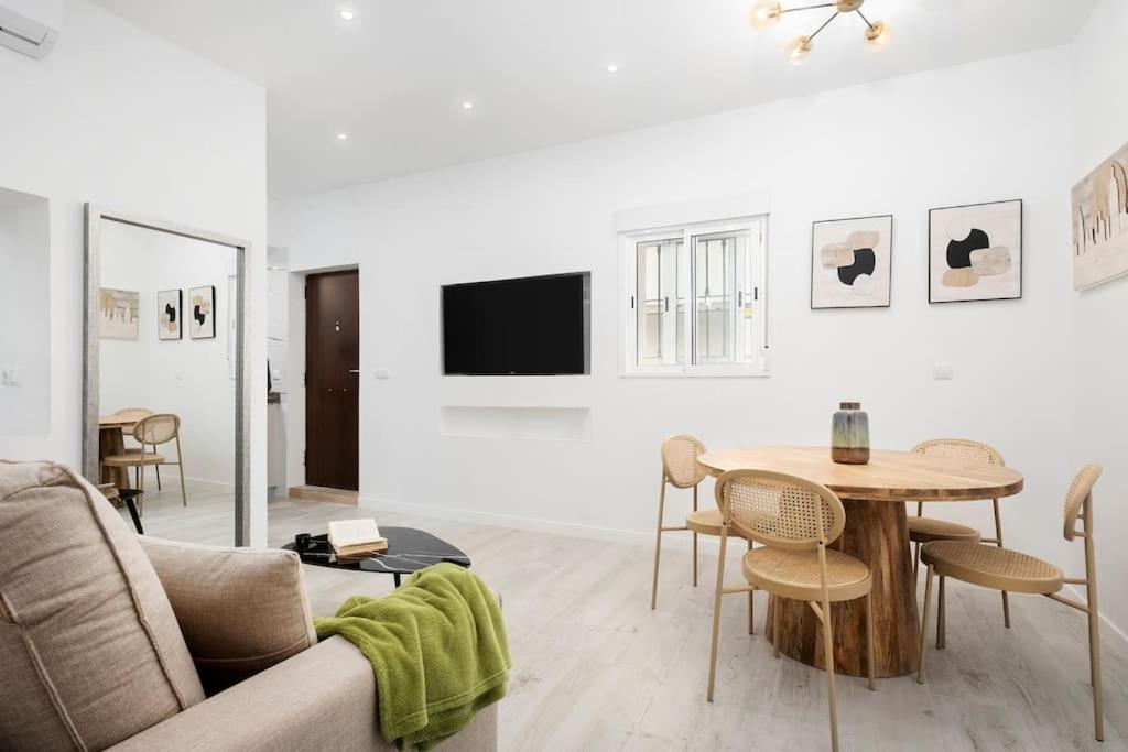 Newly Refurbished Modern 2-Bed Apartment In Heart Of Torremolinos Exterior photo